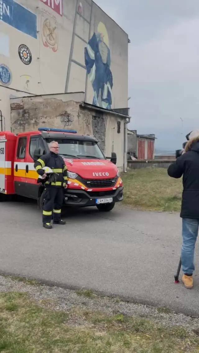Aj keď nám tento víkend počasie 🌪️ moc neprialo, pridali sme pomocnú 💪 ruku k tomuto krásnemu projektu ➡️ Anketa dobrovoľní hasič...