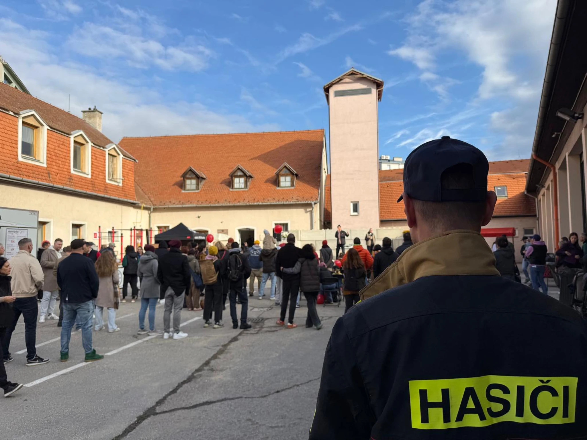 Uplynulý víkend sme spolu s Staré Mesto - srdce Bratislavy usporiadali pekné podujatie Pootvorenie skytého dvora na Žilinskej ulici, kde sídli aj náš zbor.
Naši hasiči počas neho stihli aj výjazd na technický zásah - vytečené prevádzkové kvapaliny s Ivecom Daily. V nedeľu sme sa zúčastnili s DHZO Bratislava - Petržalka na rozšírenom kurze prvej pomoci Basic life support - spriechodnenie dýchacích ciest, zabezpečenie dýchania a krvného obehu, ktoré nám zabezpečila Dobrovoľná civilná ochrana. 🚒🧑‍🚒❤️