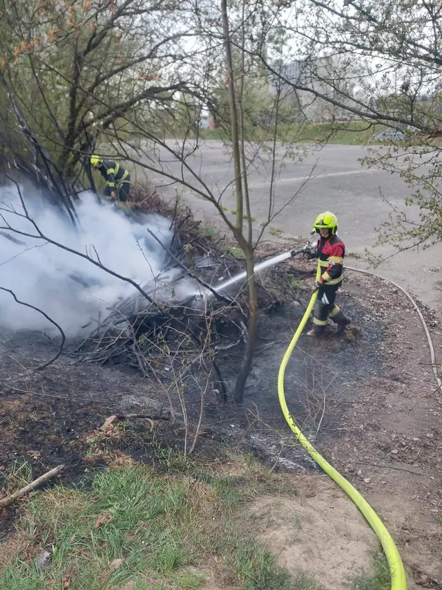 V nedeľu večer 🚨 nás KOS vyslalo ku požiaru 🔥 krovinatého porastu za asfaltovým ihriskom Strednej priemyselnej školy Martine