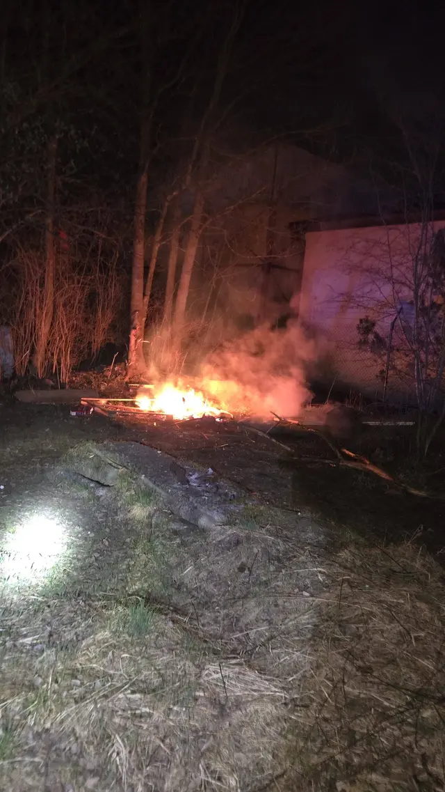 Dnes večer nás 🚨 KOS vyslalo ku požiaru 🔥 drevených paliet a iného horľavého odpadu pri futbalovom ihrisku v Priekope