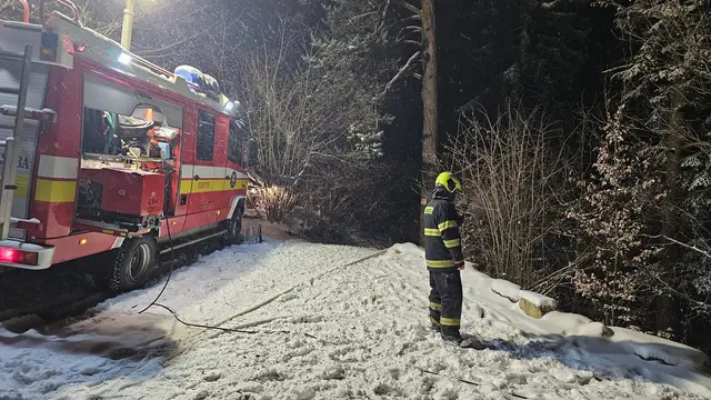 Včera večer, krátko po 19:30  🕣 prišla žiadosť o prestriedanie zasahujúcich hasičov 👨‍🚒 pri požiari chaty 🔥 v ťažko dostupnom...