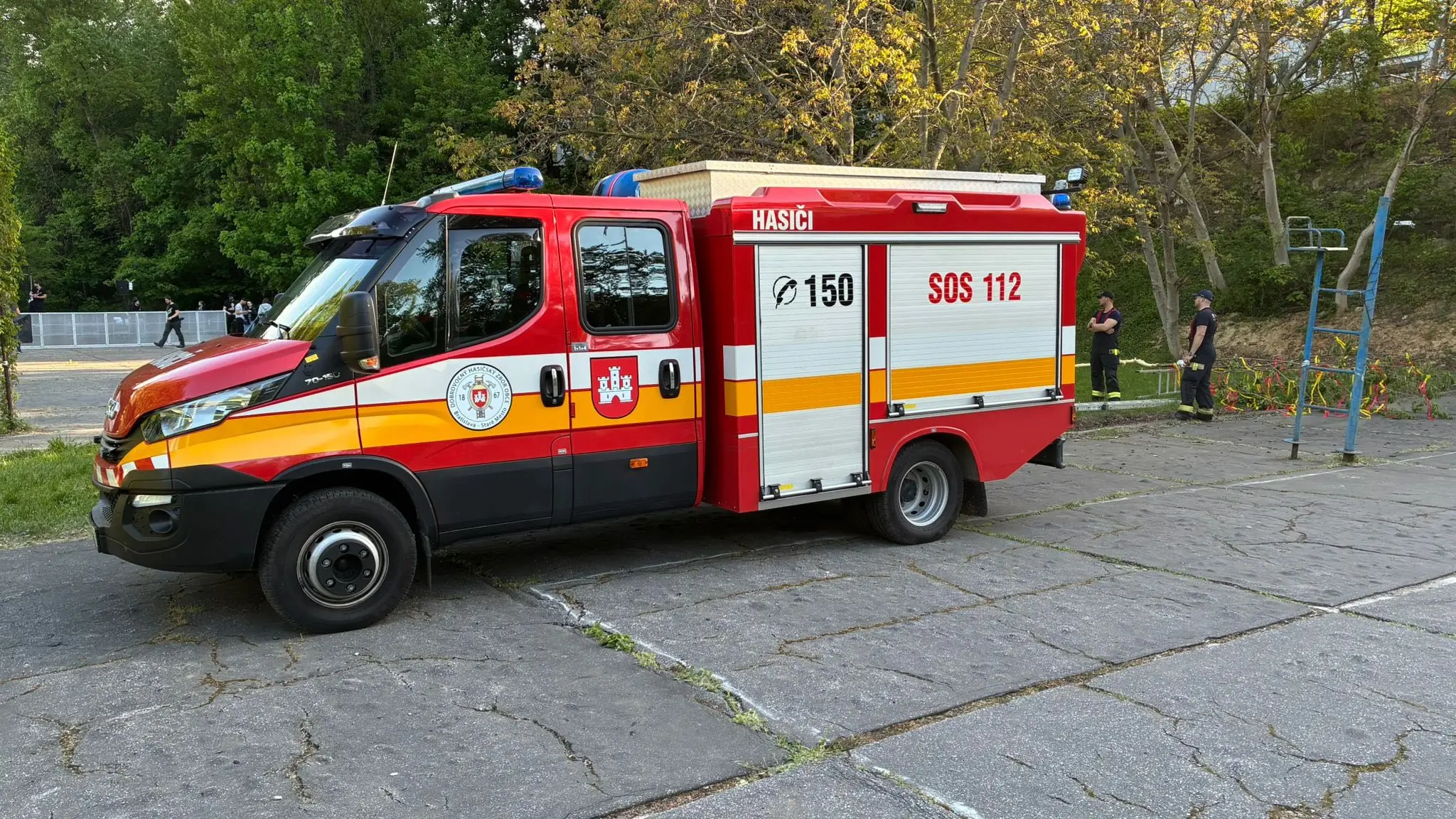 Včera sme pomohli RUŠ ŠD Mladosť postaviť máj počas ich akcie „Májovica“ 🚒🧑‍🚒