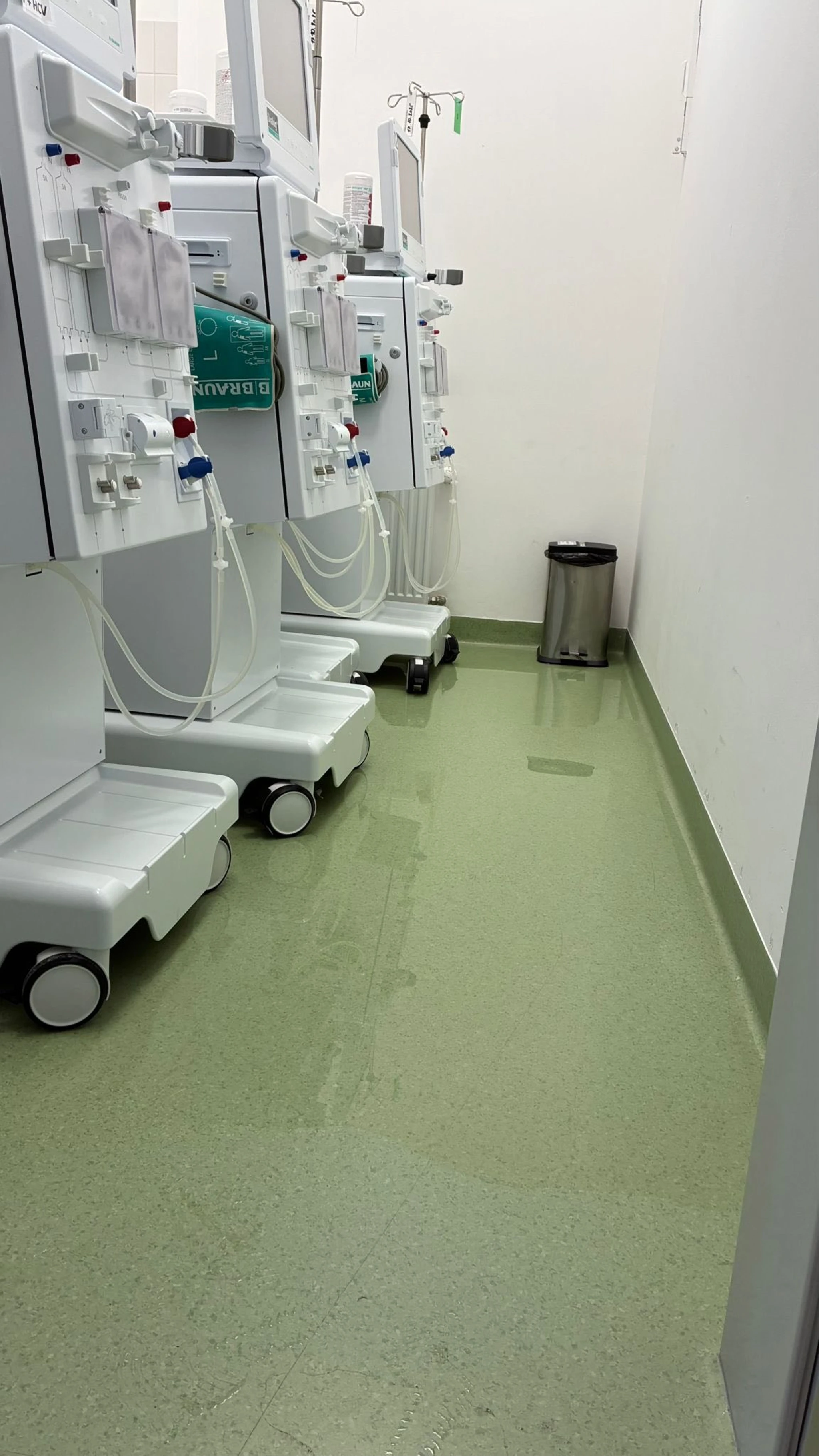 Výjazd Iveco Daily s vozíkom na technický zásah - zatopené priestory ambulanicií, skladov a výťahovej šachty po poruche na vodovodnom potrub?...